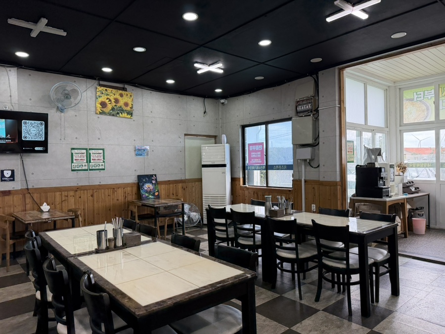 백년해장국 표선성읍점 실내 테이블