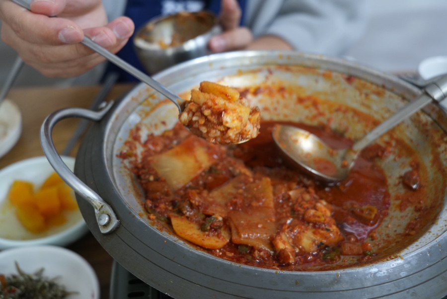 갈치조림 식사 모습