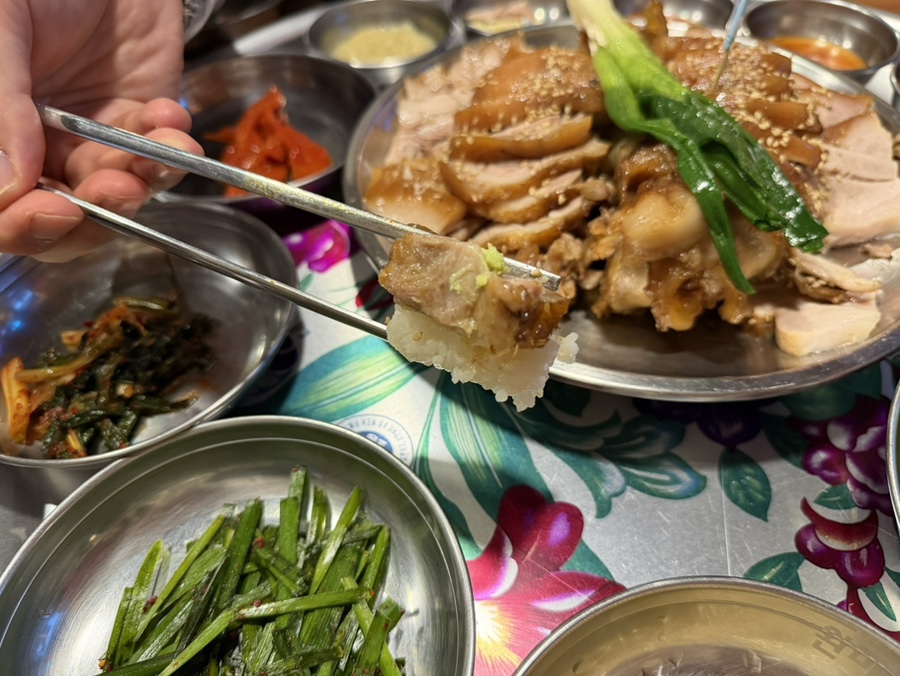 완미족발 제주연동점 족발 썰기