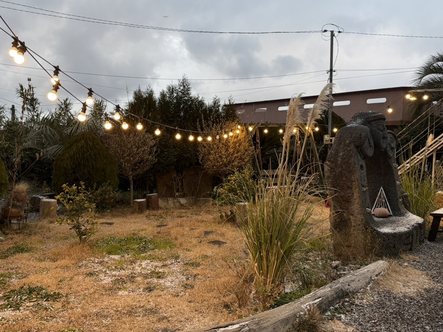 누렁소앤도새기 애월흑돼지본점 매장 내부