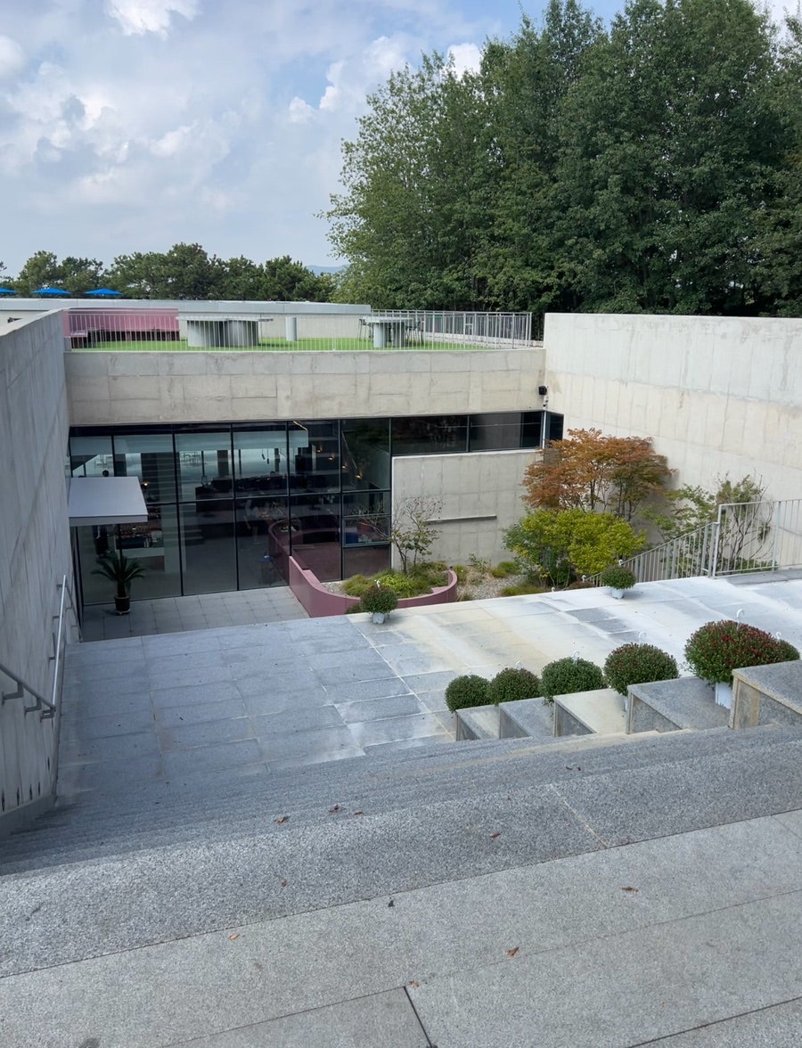 목적지 나인 카페 외관